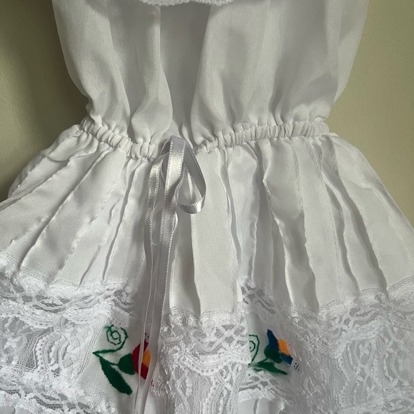 Embroidered Mexican style white dress size 4/4T - Picture 3 of 3